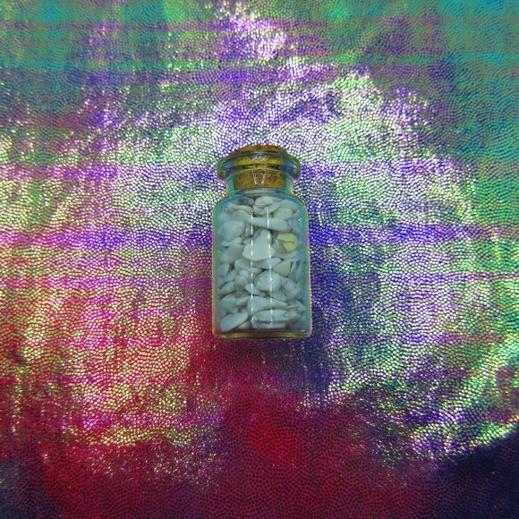 White Howlite Gemstone Chips In A Bottle Embellishments Natural Semi Precious - Picture 3 of 3